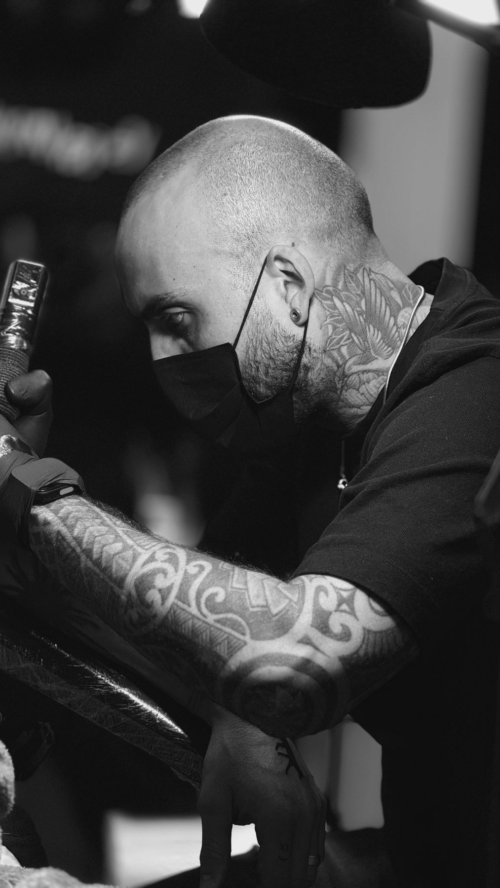 Lipe Lopes tattooing in his studio